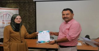 Suriyeli Kursiyerlere Sertifikaları Verdi