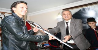 Alman Milli Takımını Bırakan Özile Hemşehrilerinden Destek