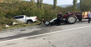 Sakaryada Otomobil İle Traktör Çarpıştı: 2 Yaralı