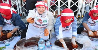 Şanlıurfada 300 Kişi Aynı Anda Çiğköfte Yoğurdu