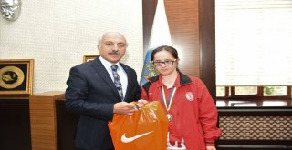 Başkan Gülde Şampiyon Sporcuya Ödül