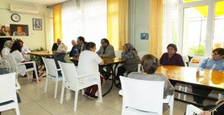 Burhaniyede Sağlıkçılar Yaşlıları Sevindirdi