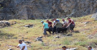 Ayağı Kayan Genç, 30 Metre Yükseklikten Kayalıklara Çakıldı