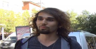 Arkadaşına Şaka Yapmak İsterken Direk Elinde Kalmış