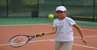 Genç Durakta Ücretsiz Tenis Dersleri