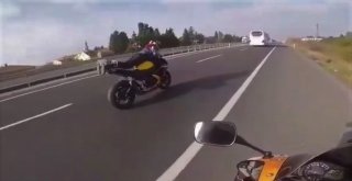 (Özel) Motosiklette Şınav Çeken Maganda Kamerada