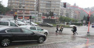 Bursada Kısa Süren Yağış Hayatı Olumsuz Etkiledi