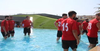 Suları Kesilen Futbolcular Duşu Kent Meydanındaki Süs Havuzunda Aldı