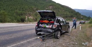 Otomobiller Çarpıştı: 4Ü Çocuk 7 Yaralı