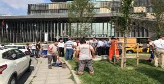 Maaşını Alamayan İşçilerden Şişli Belediyesi Önünde Eylem