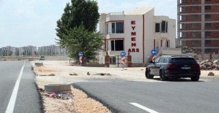 Vatandaş İnat Etti, Ev Yolun Ortasında Kaldı