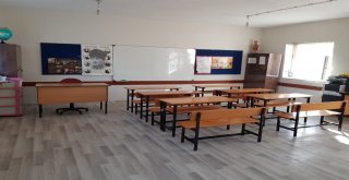 Üniversite Öğrencileri Köy Okulunu Onardı