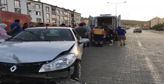 Hafif Ticari Araç İle Otomobilin Çarpışması Güvenlik Kamerasına Yansıdı