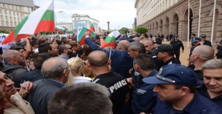Bulgaristanda Besiciler Zorla Bakanlar Kurulu Binasına Girmek İstedi