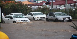 Bodrumda Beklenen Yağış Gerçekleşti, Sokaklar Göle Döndü