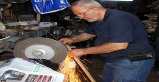 Harita Mühendisi, Dedesine Yardım İçin Bıçak Biliyor