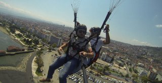 Turistlerin Yamaç Paraşütü Keyfi