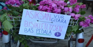 Süslü Kadınlar, Bisikletleri İle Alaçatıyı Renklendirdi