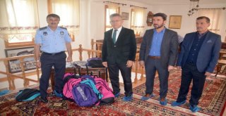 İhtiyaç Sahibi Çocuklara Kırtasiye Yardımı Yapıldı