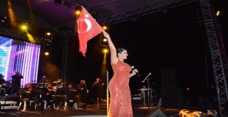 İzmirdeki Cumhuriyet Coşkusu Gece Boyu Devam Etti