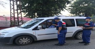 Jandarmadan Sürücülere Çikolata Ve Bayram Tebriği