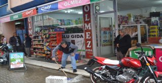 Afyonkarahisarda Şiddetli Yağmur Pazar Esnafı Ve Vatandaşlara Zor Anlar Yaşattı