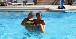 (Özel) Turistler Çamur Banyosuyla Stres Atıyor