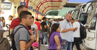 Bayram Tatilini Memleketinde Geçirmek İsteyenler Otobüs Terminaline Akın Etti