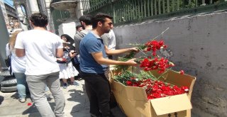 Srebrenitsa Katliamında Hayatını Kaybedenler İçin Taksimde 8 Bin 372 Karanfil Dağıttılar