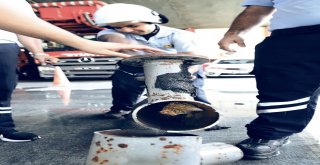 Yavru Kedi Sıkıştığı Metal Boru İçerisinden Kurtarıldı