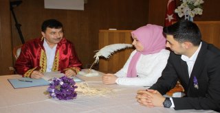 Nikah Memuru Bu Kez Kızının Nikahını Kıydı