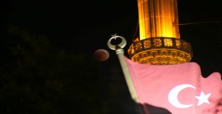 Kanlı Ay Tutulmasına Cami Ve Türk Bayrağı Manzarası Çok Yakıştı