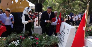 Şehitlikte Hüzünlü Bayramlaşma