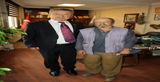 61 Yaşındaki Adam, Yolda Bulduğu Parayı Sahibine Teslim Etti