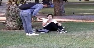 Tanımadığı Kişilere Kitap Hediye Etti