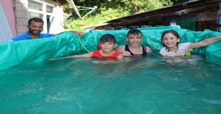 Denizi Tehlikeli Bulan Baba Çocuklarına Kamyonet Kasasında Havuz Yaptı