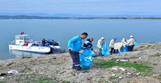 Çevre Dostu Kargocular Göl Kıyısını Temizledi