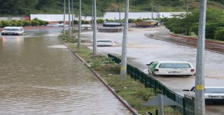 Aniden Bastıran Yağmur Yolları Göle Çevirdi
