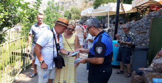 Polis, Turistlerin Rahat Gezebilmeleri İçin Harita Dağıttı
