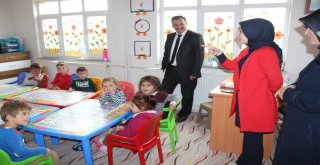 Kaymakam Abladan Minik Çocuklara Kitap