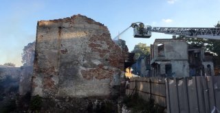Fatihte Yanan Metruk Binanın Duvarı Aracın Üzerine Çöktü