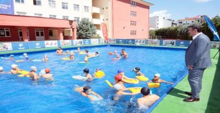 Küçükçekmecede Portatif Havuzlarda Yaklaşık 50 Bin Çocuk Yüzme Öğrendi