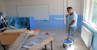 Fedakar Müdür Okulu Tek Başına Boyuyor