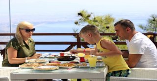 605 Rakımlı Manzarada Serpme Kahvaltı Keyfi