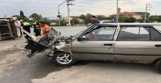 Otomobil İle Kamyonet Çarpıştı: 2 Yaralı