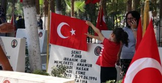 Şehitlikte Hüzünlü Bayramlaşma