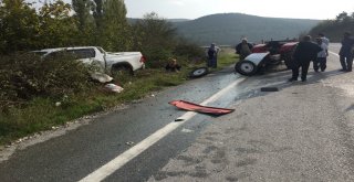 Sakaryada Otomobil İle Traktör Çarpıştı: 2 Yaralı