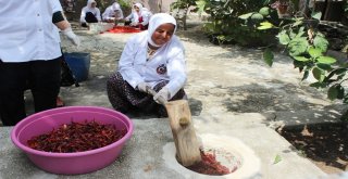 Suriyeli Mülteciler Yetiştiriyor, Türk Kursiyerler İşliyor