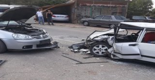 İki Otomobil Kafa Kafaya Çarpıştı: 2 Yaralı
