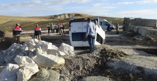 Vanda Öğrenci Servisi Kaza Yaptı: 10 Yaralı